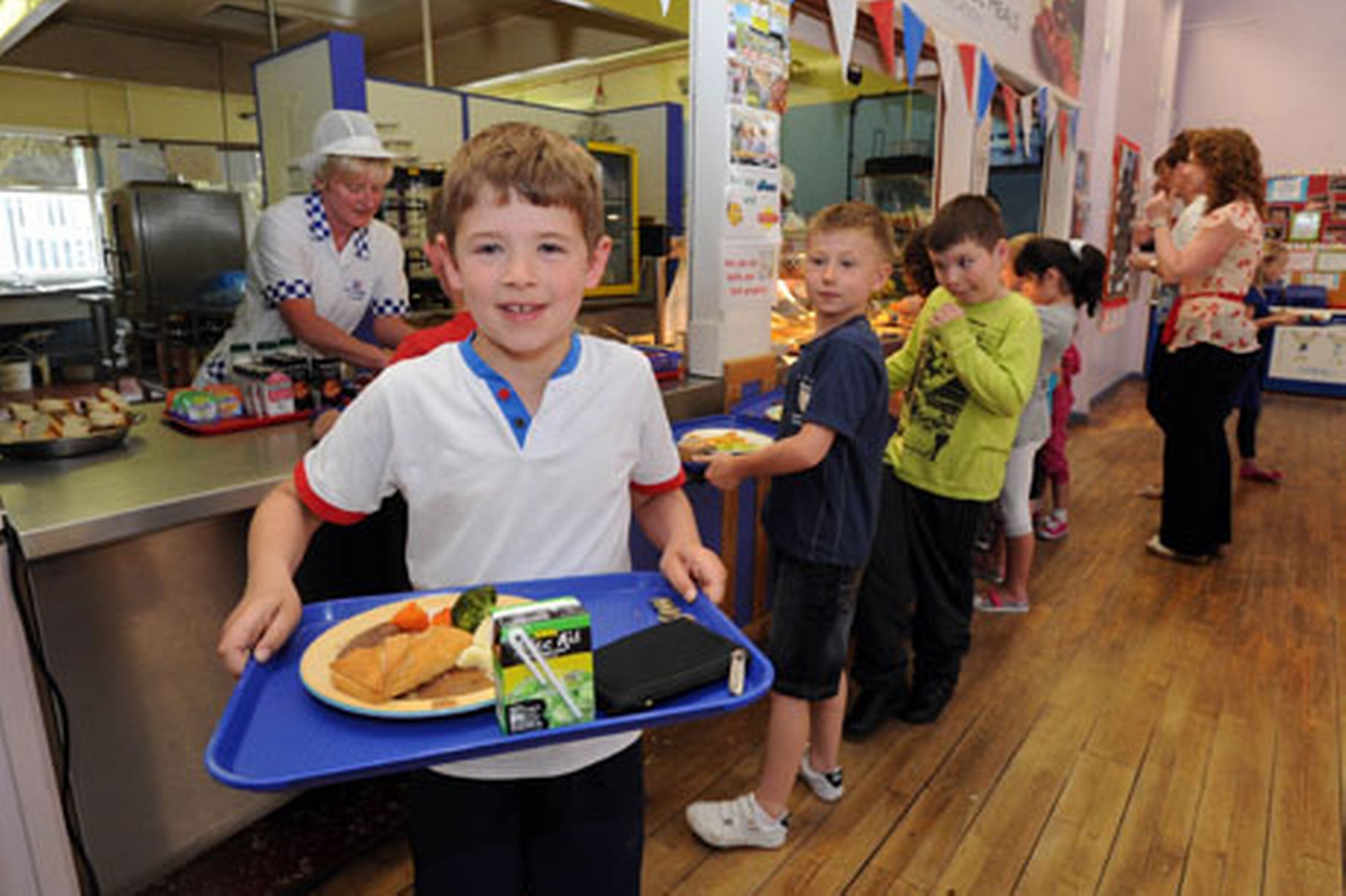 School dinner. Школьник с подносом еды. Lunch in Britain School. Children having lunch at School. Food in British Schools.